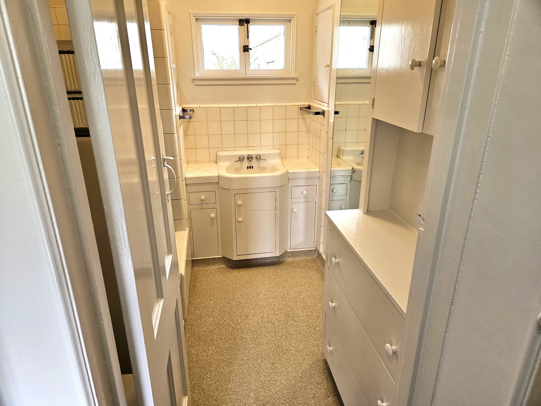 Building Photo - 8531 Rosewood Ave