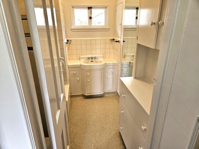 Building Photo - 8531 Rosewood Ave