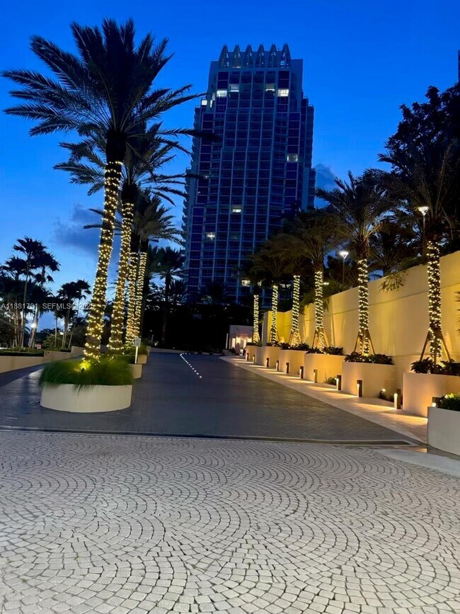 Building Photo - 300 South Pointe Dr