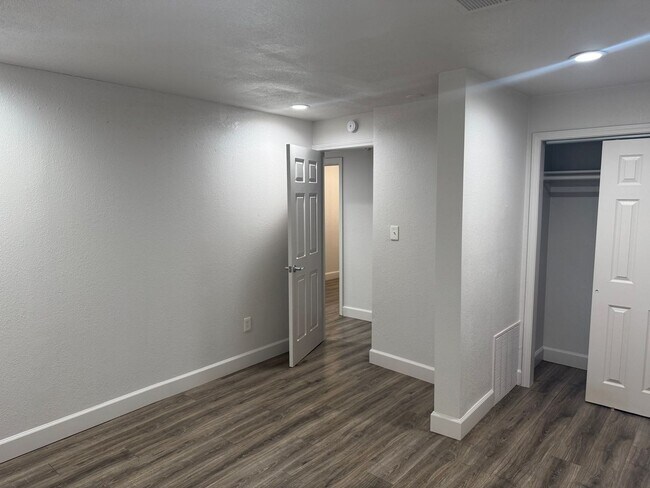 Building Photo - Updated Home Near KU Med