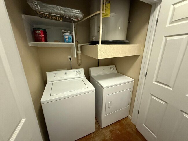 Building Photo - 910 W 25th St