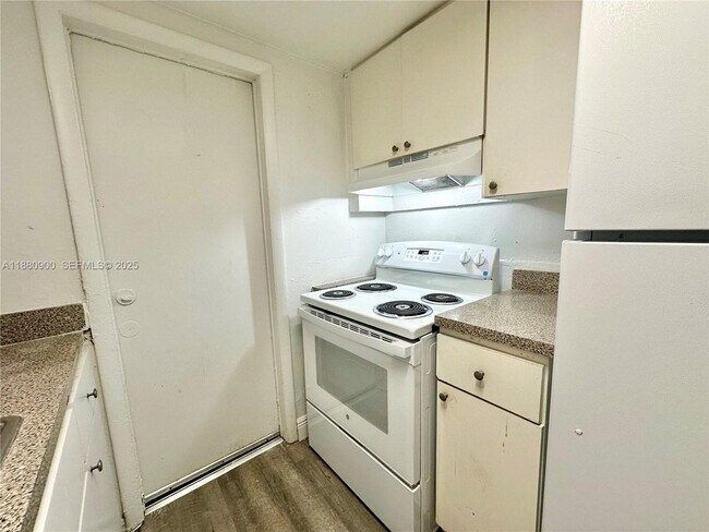 Building Photo - 13285 NE 6th Ave