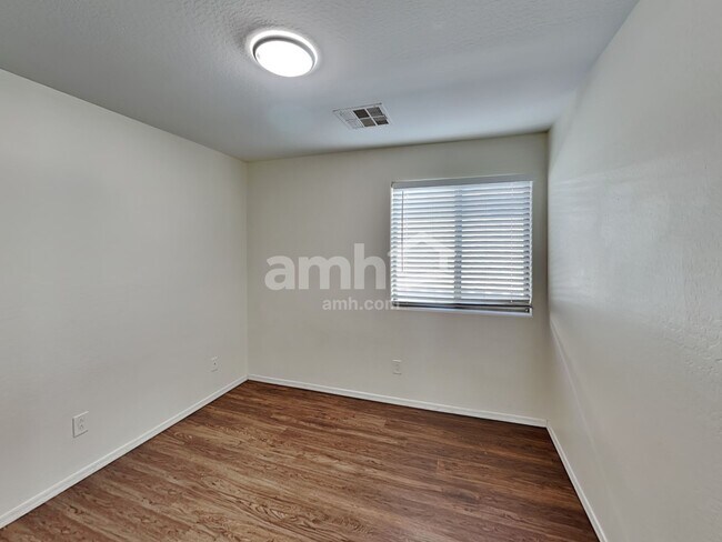 Building Photo - 3282 E Oakland St