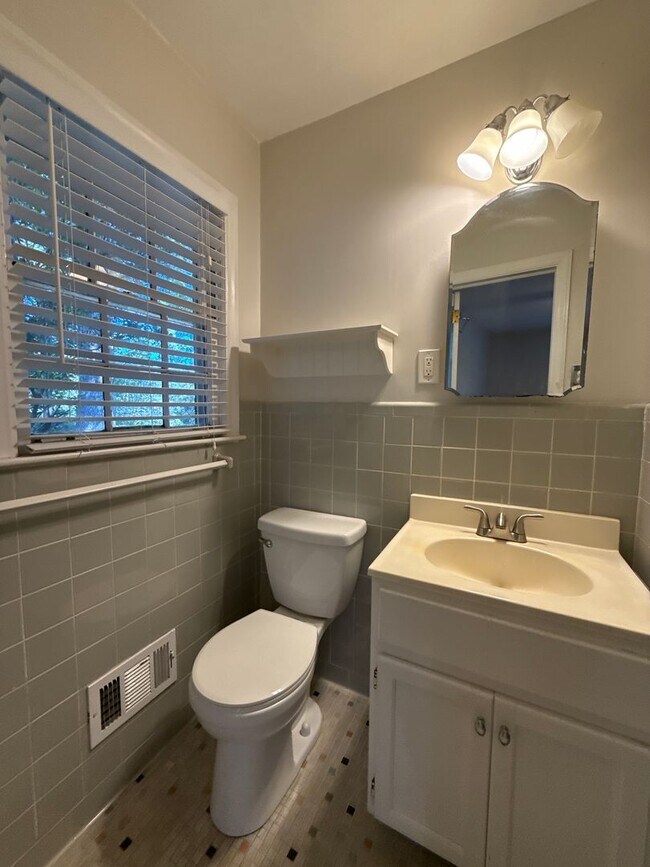 Building Photo - 3-Bedroom Home in Montclaire!