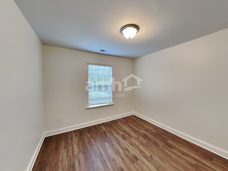 Building Photo - 9118 Henley Ave