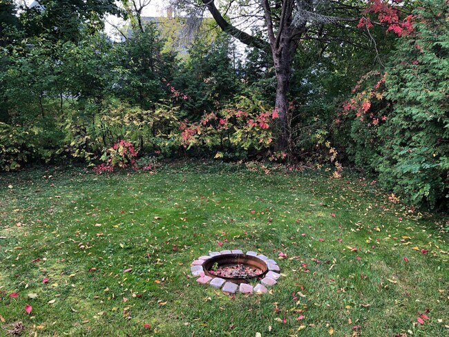 Shared Backyard - 419 Monroe St