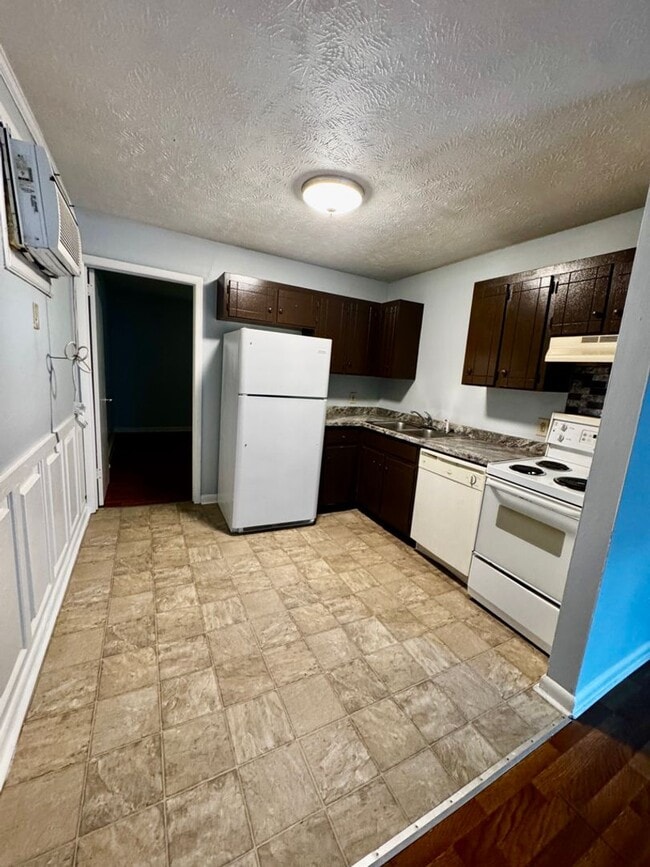 Building Photo - 5144-5158 Linbar Dr.