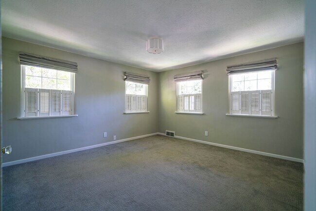 Building Photo - Charming 4 Bed, 2/5 Bath East Bench House
