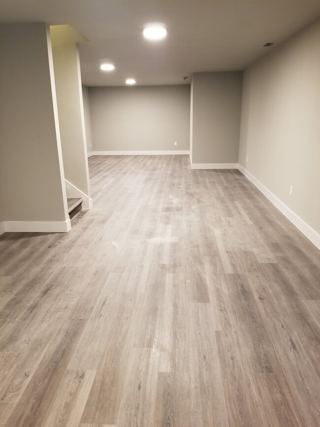 Building Photo - Newer 5 Bed, 3 Bath Home with over 3100+ s...