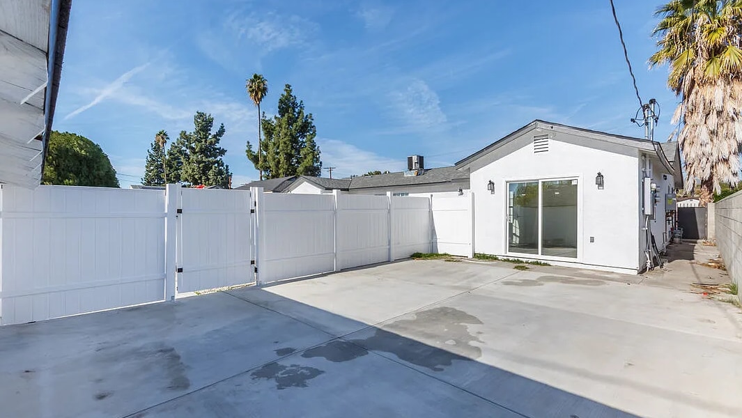 Building Photo - 15808 Chatsworth St