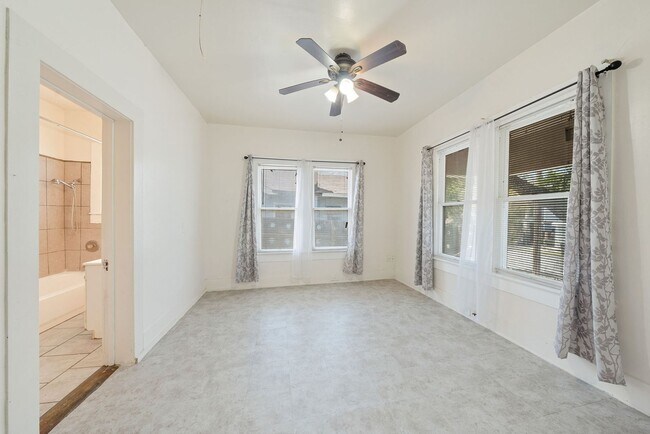Building Photo - 2 Bedrooms and 1 Bathroom located in Denver Heights Subdivision