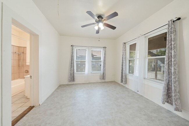 Building Photo - 906 S Gevers St