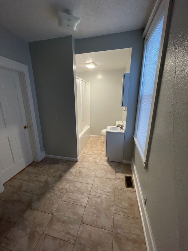 Building Photo - 3 Bedroom House with 1 3/4 bathrooms and s...