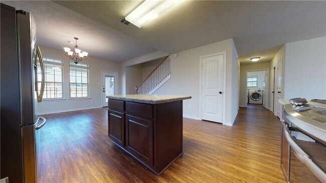 Building Photo - 923 Emerald Dove Ave