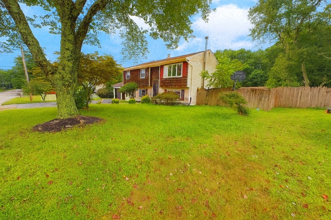 Building Photo - Stunning Renovated 4-Bedroom Home with Gor...