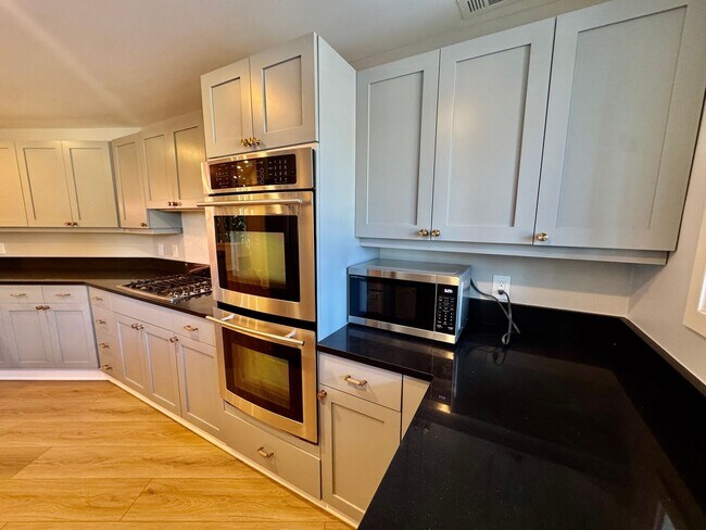 Building Photo - 9039 NE Juanita Dr