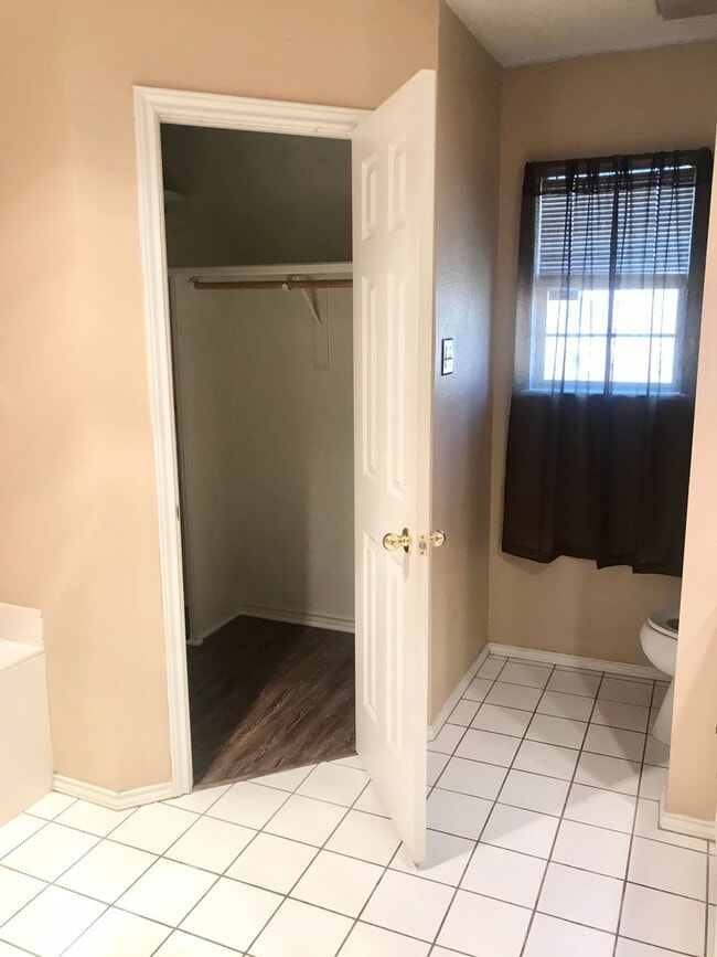 Building Photo - Fantastic 3/2/2 located in South Lubbock! Preleasing for JULY 1st!!