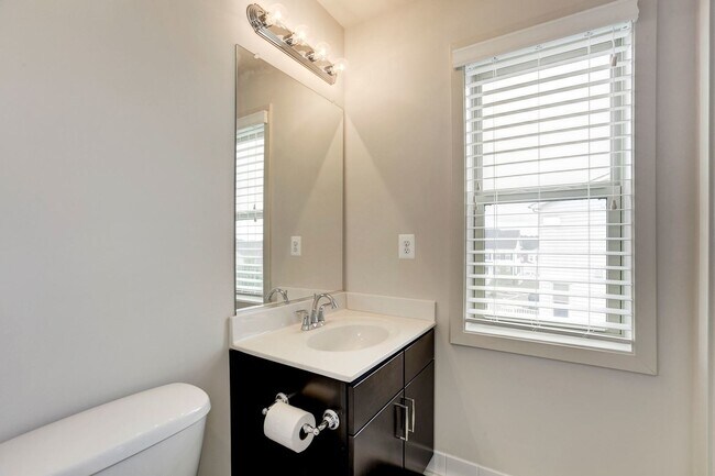 Building Photo - 3 Bed 4.5 Bath - Silver Spring Townhouse i...
