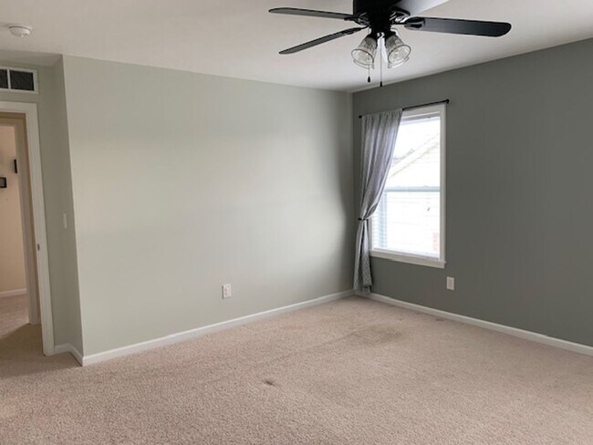 Building Photo - 4 BEDROOM 3 1/2 BATHROOM HOUSE FOR LEASE I...