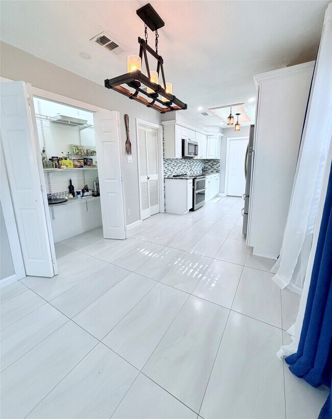 Building Photo - 6610 La Puente Dr