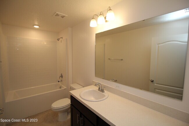 Building Photo - 256 Trembley Ave SW