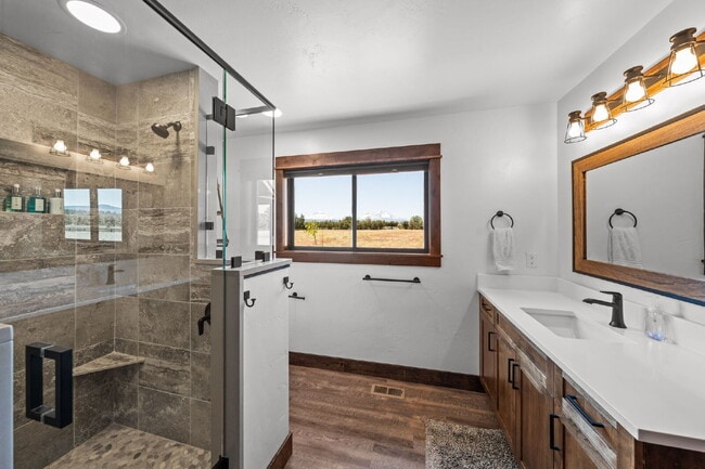 Building Photo - Luxury Home for Rent – Expansive Acreage, ...
