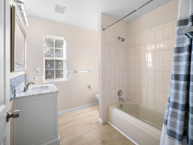 Building Photo - Spacious Home with Fenced Yard & Garage – ...