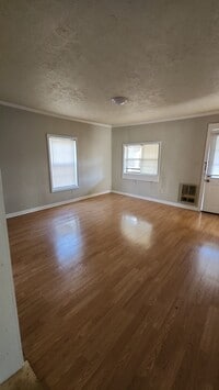 Building Photo - 311 S Mark Twain St