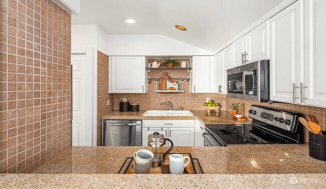 Building Photo - Top-Floor Corner Condo with Spectacular Views of the Space Needle & TWO Parking Spaces