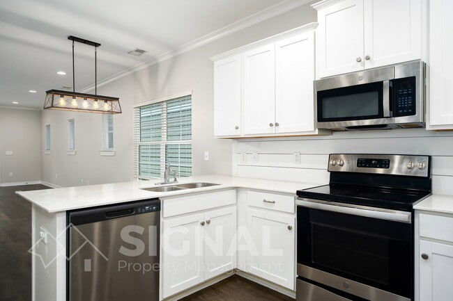 Building Photo - 215 Creek Run Way