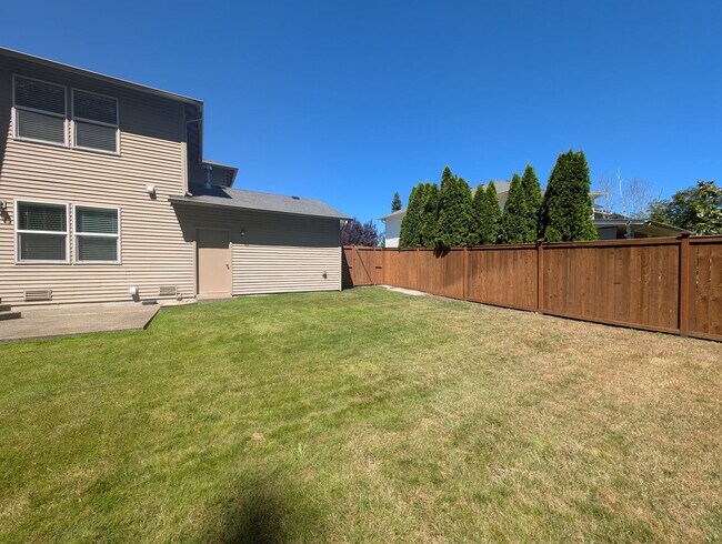 Building Photo - 4 Bedroom, 2.5 Bath DuPont Home!