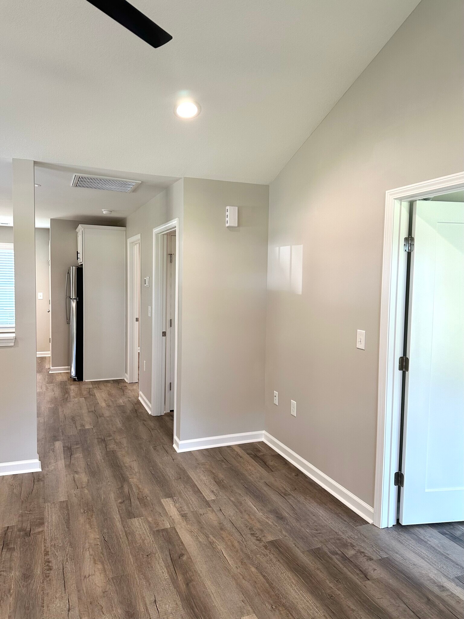 Open, airy floor plan - 2217 Kenwood Blvd SE