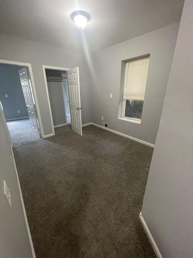 Building Photo - Recently Renovated 3 Bed 1.5 Bath Ready To Move In ASAP
