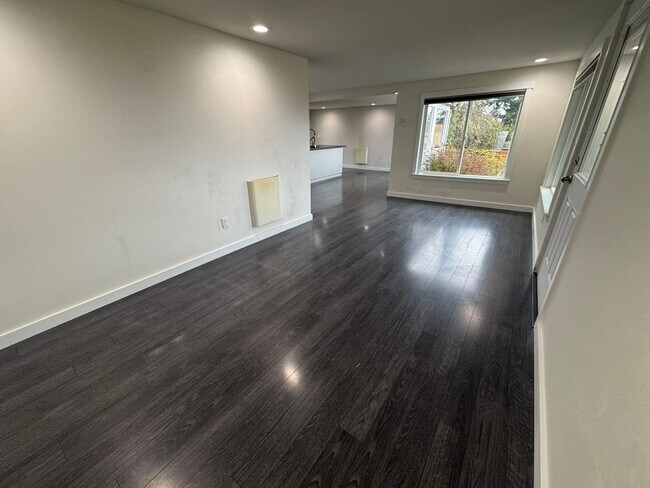 Building Photo - Jasmines Q