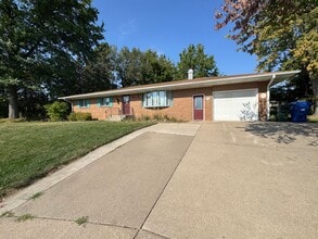 Building Photo - 3 bedroom 2 bath home with a bonus room in...