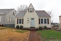 Building Photo - Available THIS SUMMER-Spacious Home Close to Campus