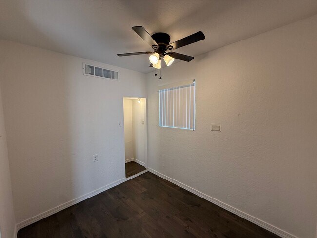 Building Photo - 3 Bedroom 1 Bathroom