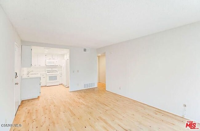 Building Photo - Welcome to this charming 1 bedroom+1 bathroom