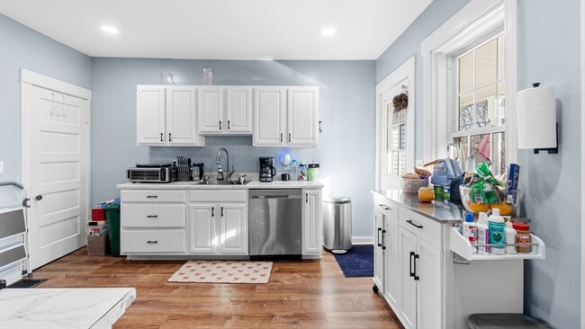 Building Photo - 6-8 Crescent St