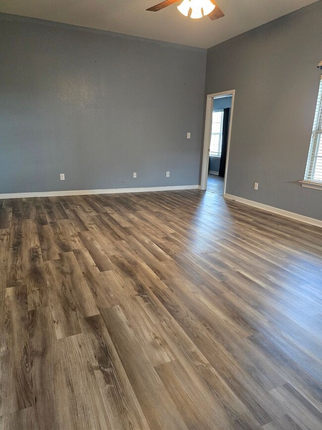 Building Photo - Family Home in LHSD