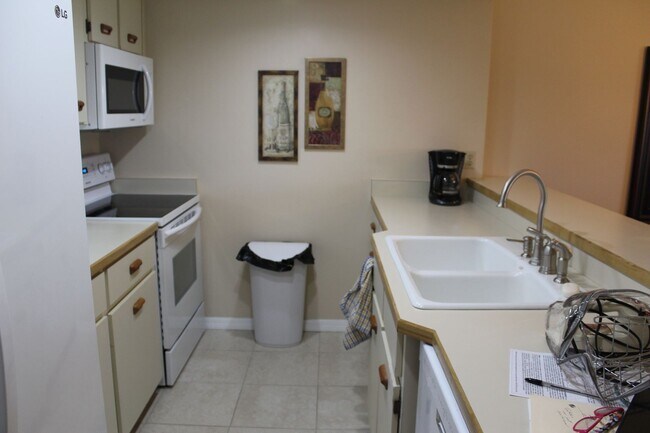 Building Photo - Furnished condo
