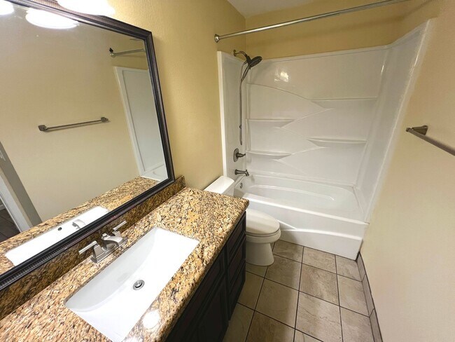 Building Photo - SPACIOUS 2bed/2bath CONDO ON FIRST FLOOR