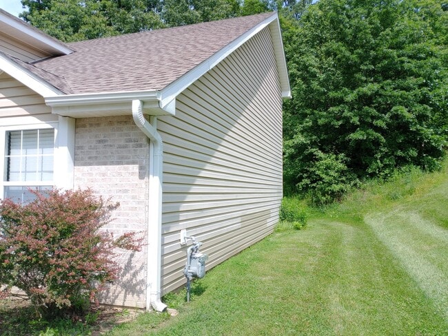 Building Photo - 702 Upland Creek Rd