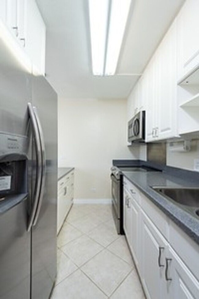 Building Photo - Centrally Located Queen Emma Gardens,