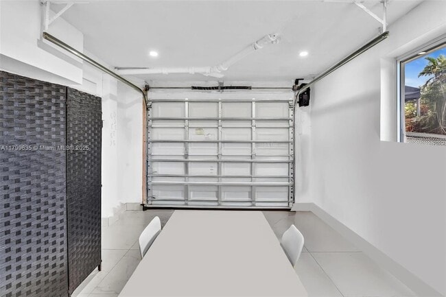 Building Photo - 9257 Bay Dr