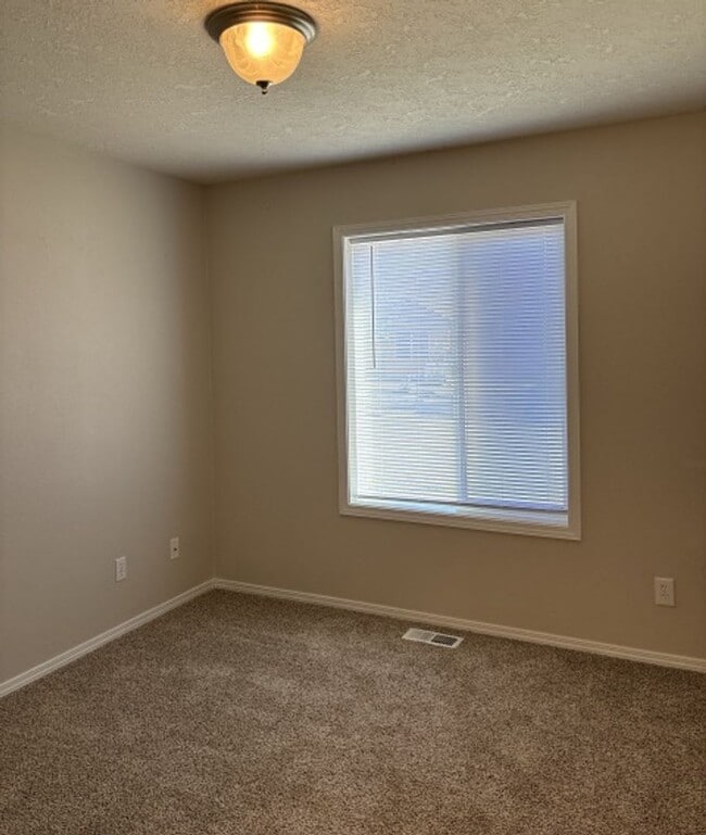 Building Photo - 3Bd/2Ba Single Story Home - Available to V...