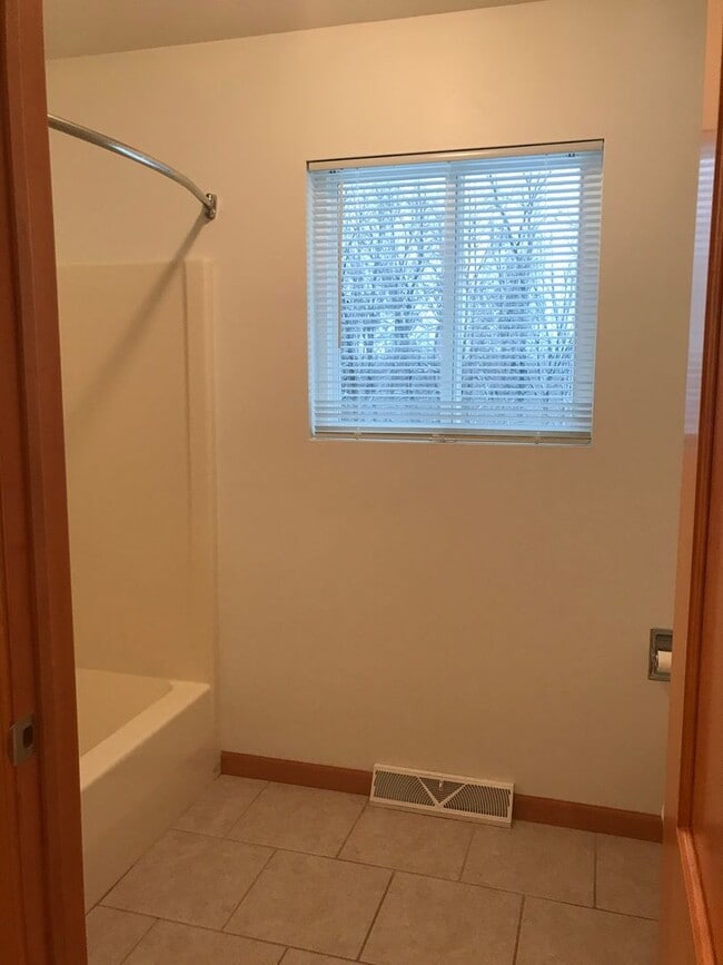 Building Photo - 2100 River Point Ct