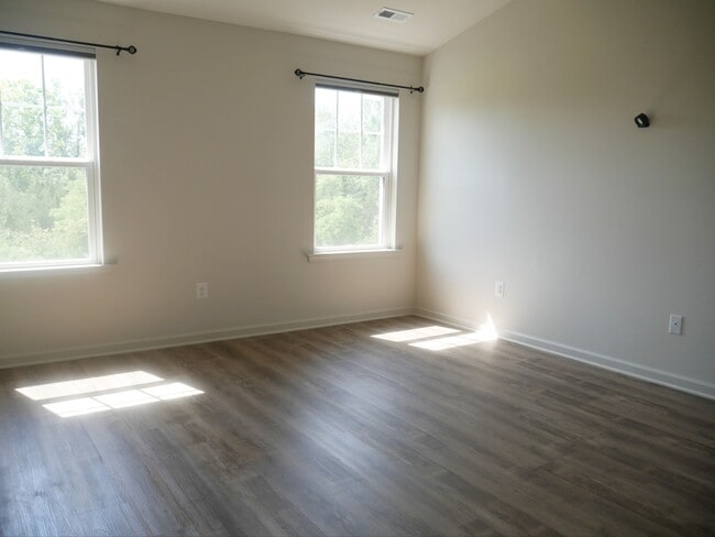 Building Photo - 2517 Drake Ln