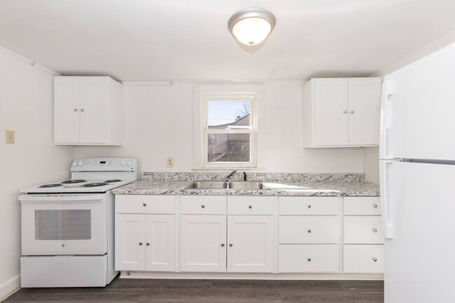 Building Photo - Three Bedroom Home!