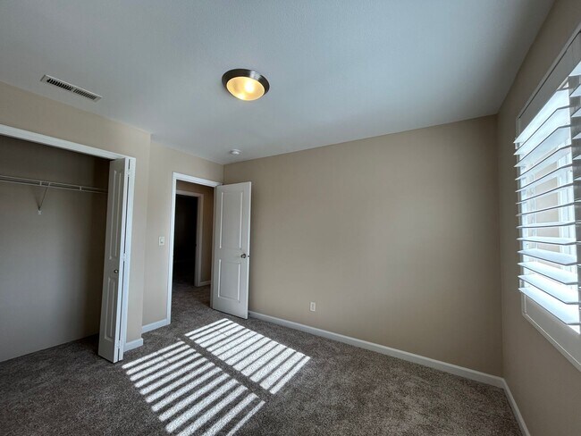 Building Photo - Gorgeous 4 Bed, 2.5 Bath Tuscany Home!